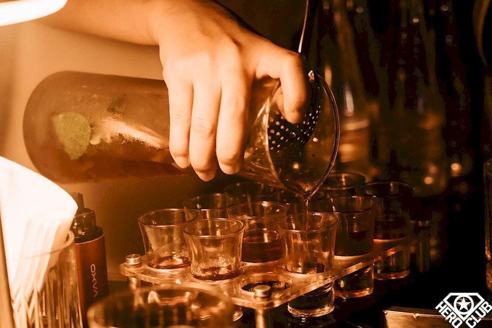 A bartender at HERO Club prepares a round of vibrant for an unforgettable night (Source: HERO Club)